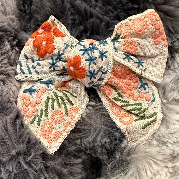 NWT Embroidered Floral Women’s Hair Bow Clip - Picture 1 of 6